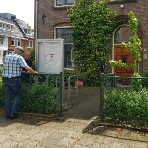 Vrijstaande informatieborden 52 Informatiebord gemonteerd in openbare ruimte bij buurthuis